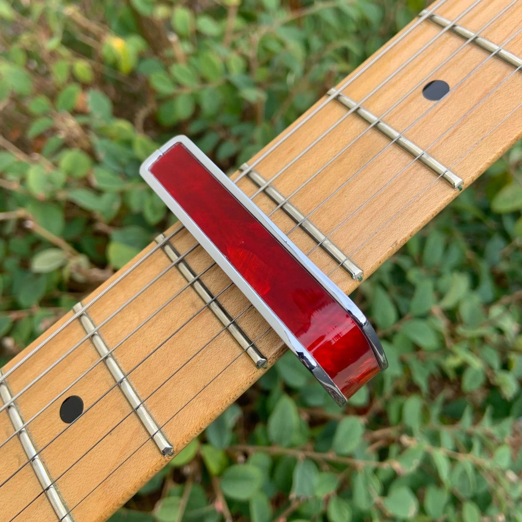 Thalia Guitar Capo Red Angel Wing Black Chrome