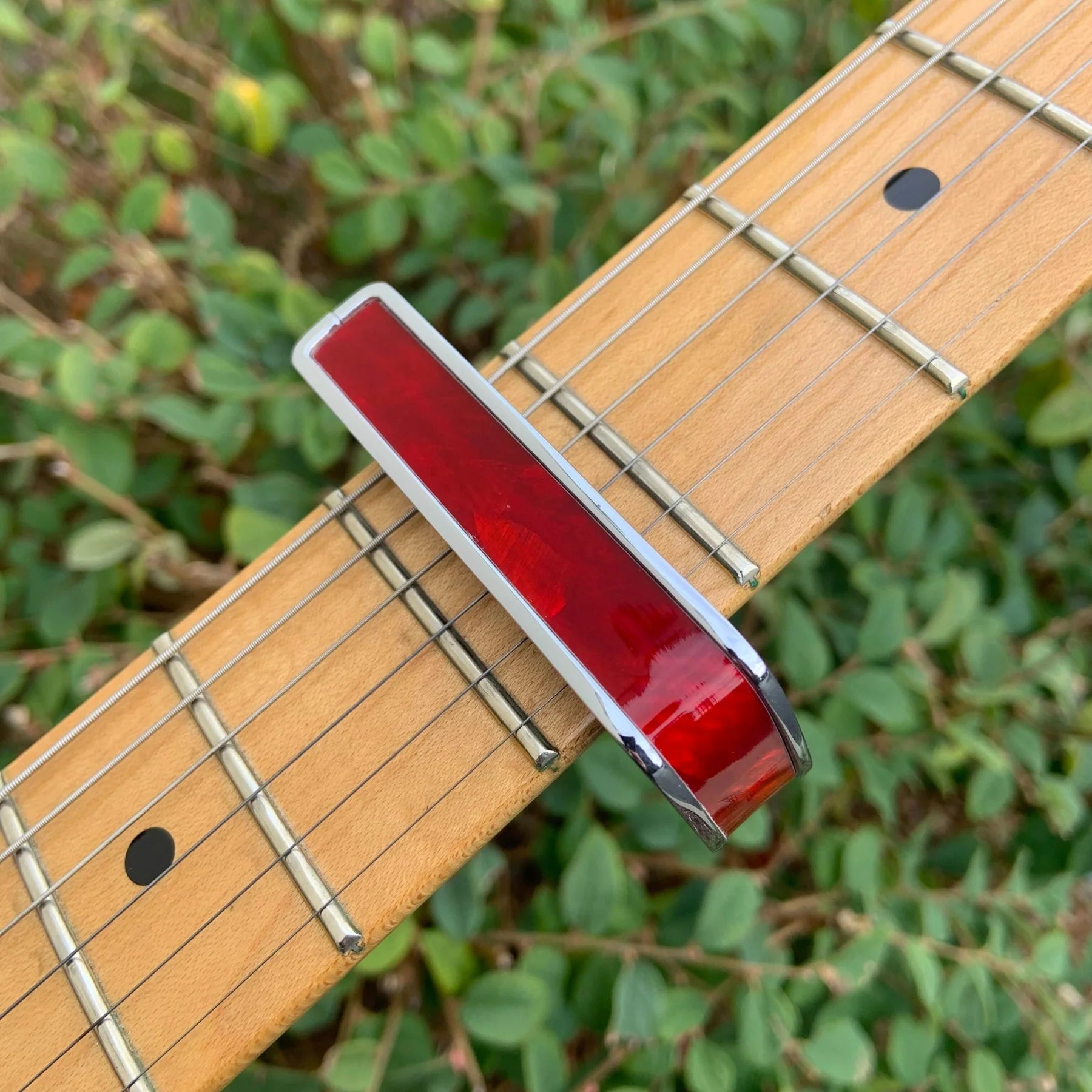 Thalia Guitar Capo Red Angel Wing Black Chrome