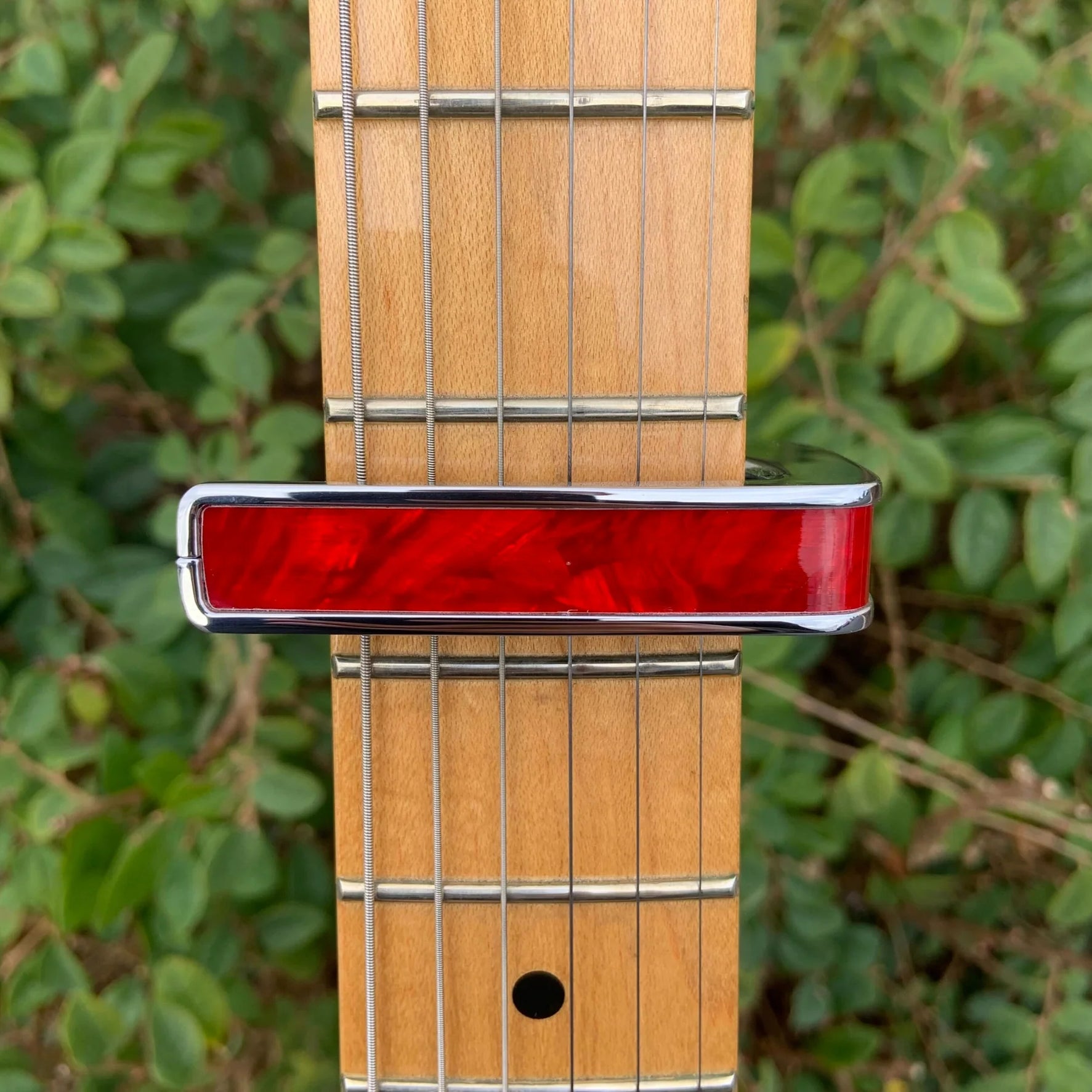 Thalia Guitar Capo Red Angel Wing Black Chrome