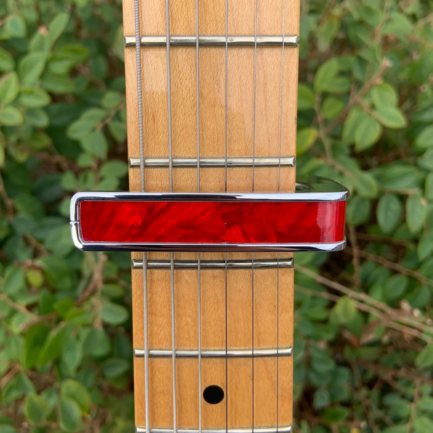Thalia Guitar Capo Red Angel Wing Black Chrome