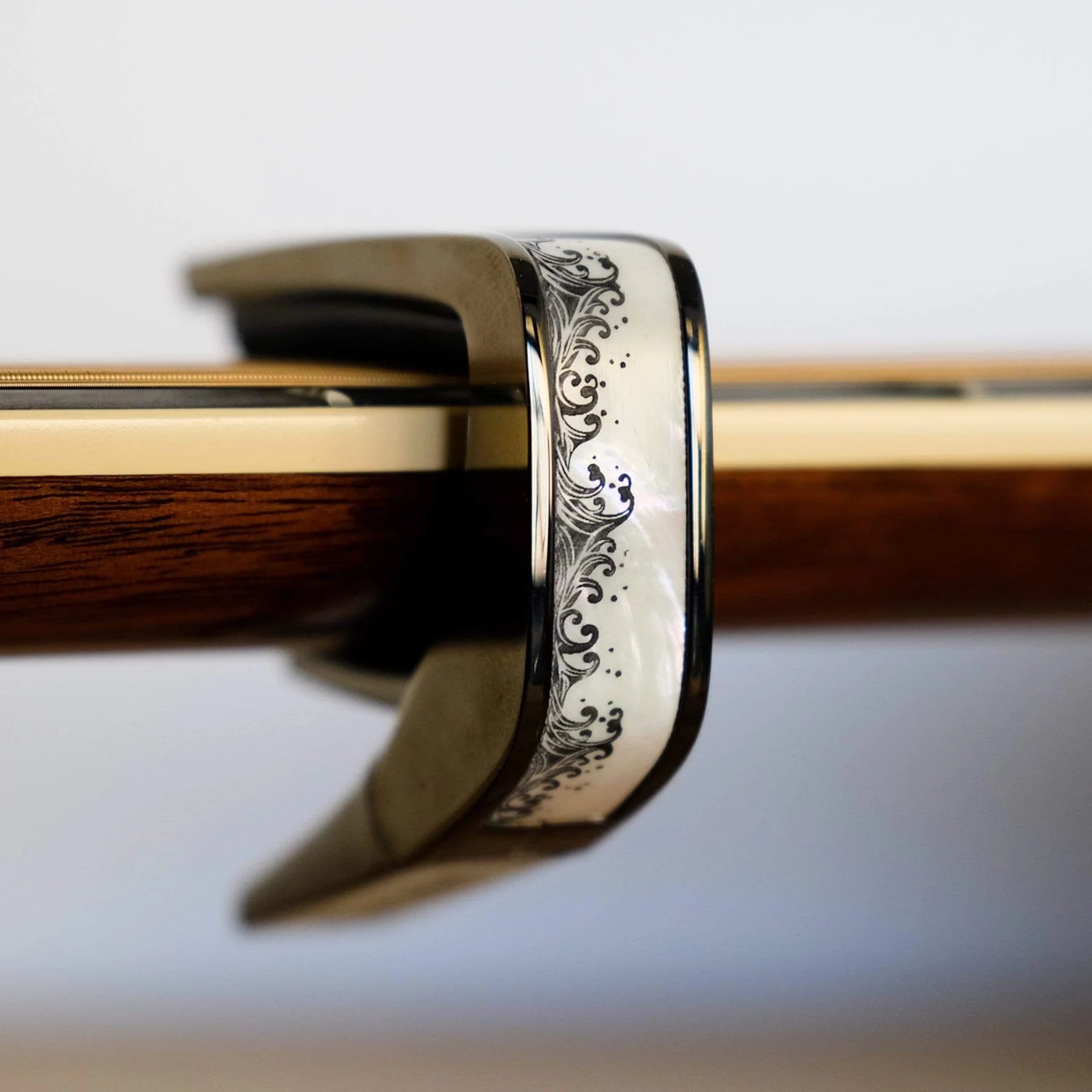 Thalia Guitar Capo Deluxe White Pearl Waves Black Chrome