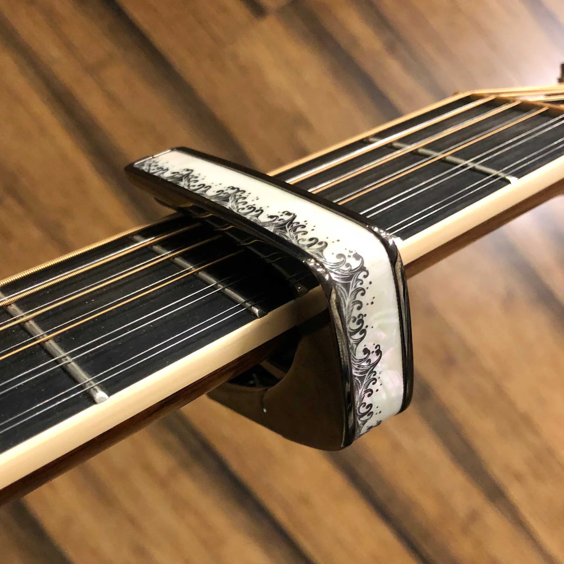 Thalia Guitar Capo Deluxe White Pearl Waves Black Chrome
