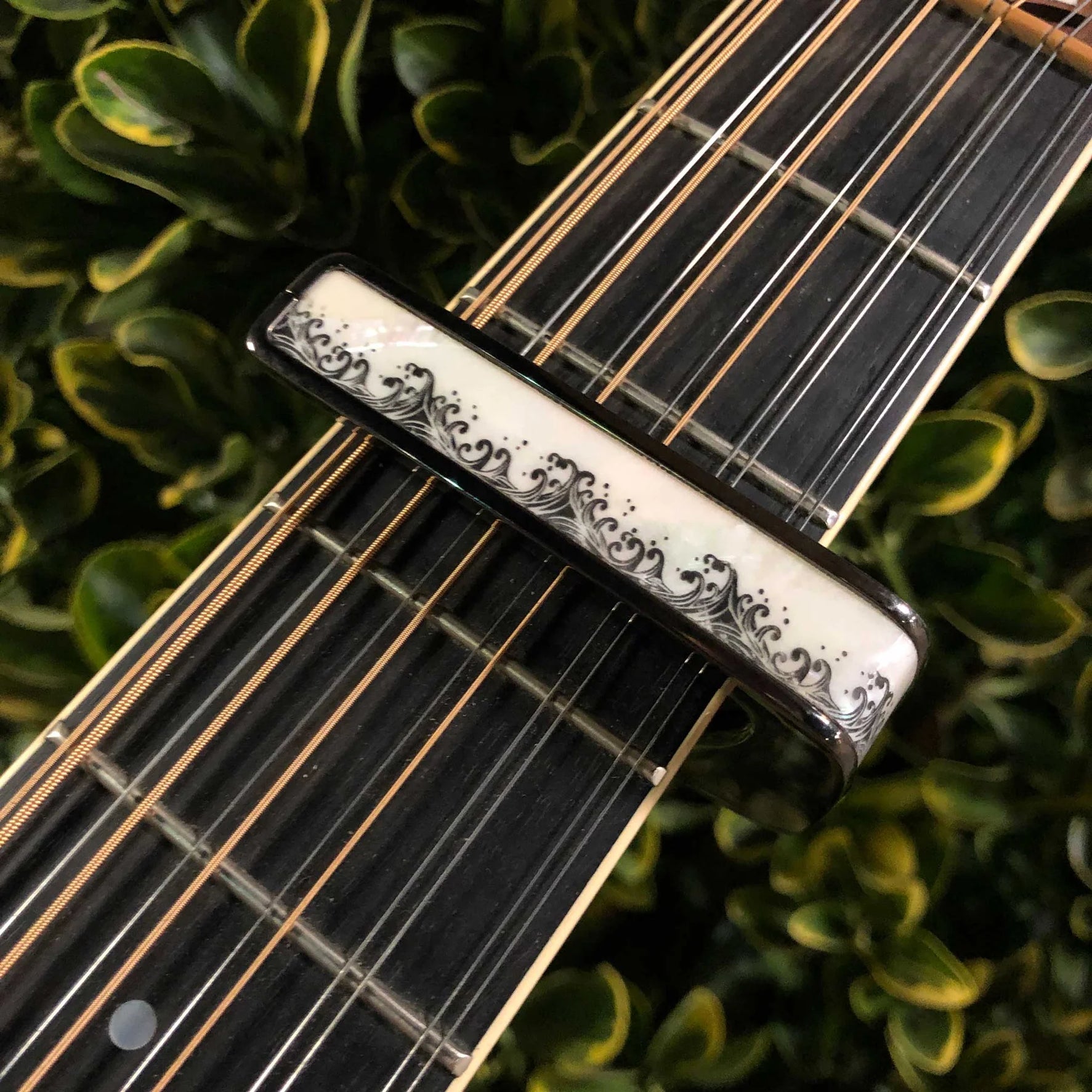 Thalia Guitar Capo Deluxe White Pearl Waves Black Chrome