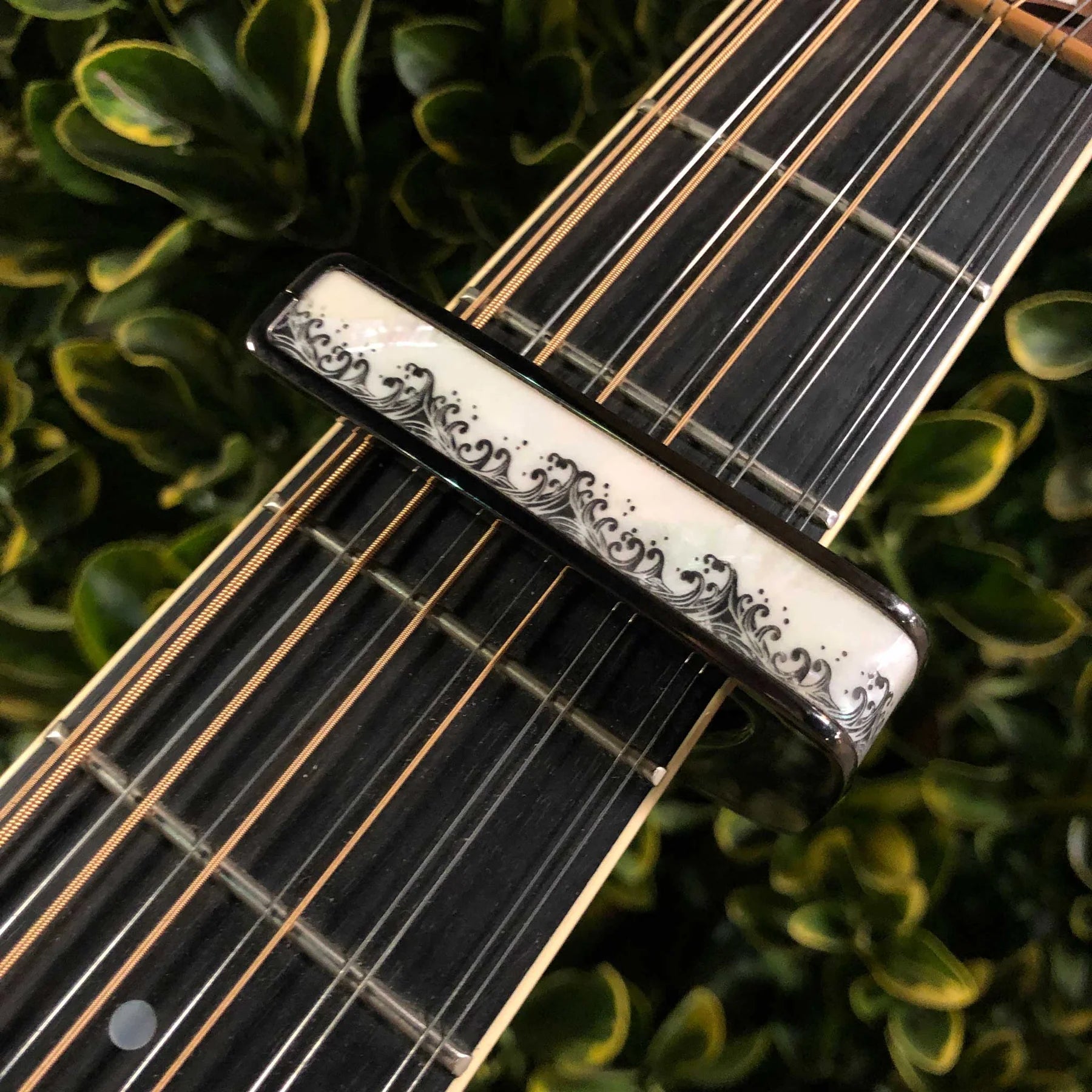 Thalia Guitar Capo Deluxe White Pearl Waves Black Chrome